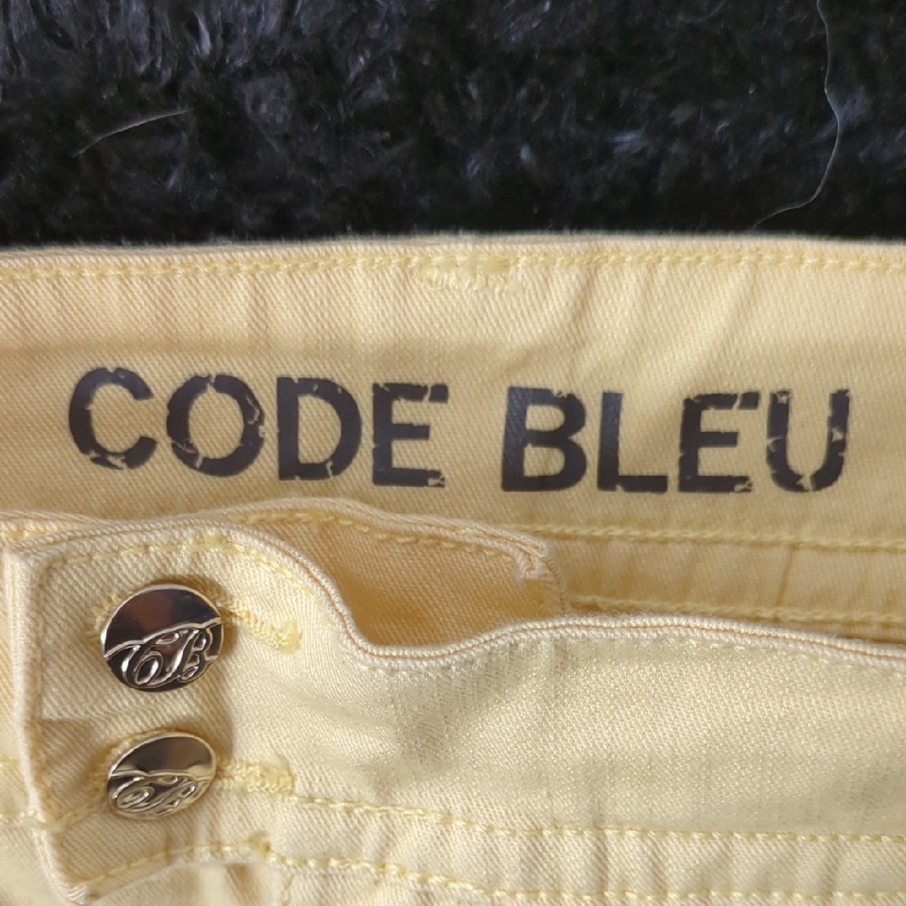 Code Bleu Light Yellow Women's Bermuda Shorts - Picture 5 of 11